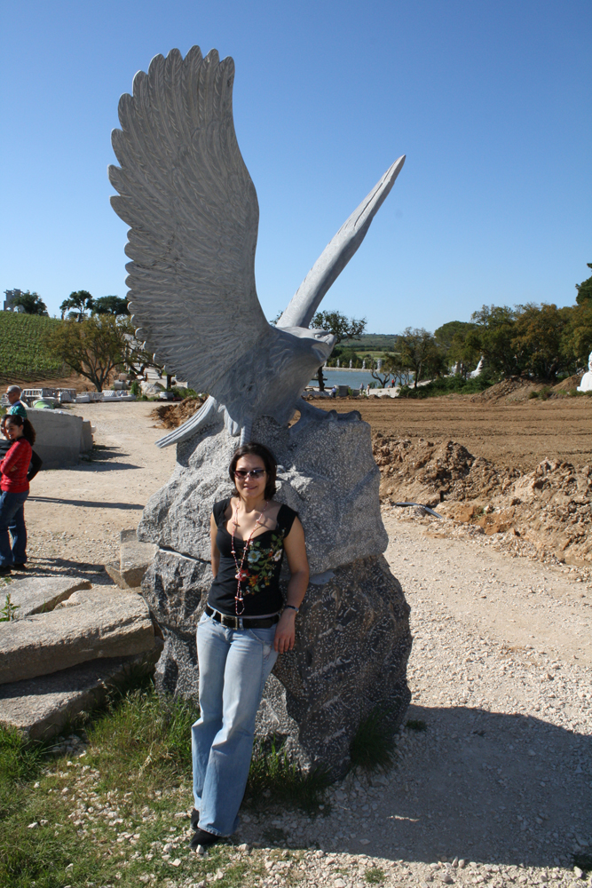 Escultura de águia esculpida em pedra